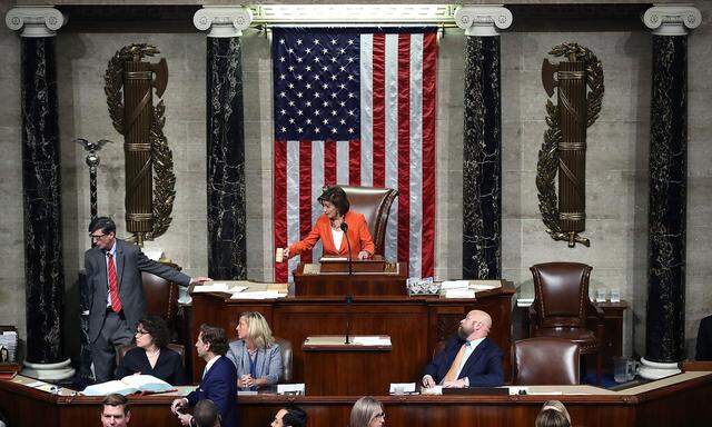 Trumps erbitterte Gegnerin Nancy Pelosi leitete die Sitzung des Repräsentantenhauses und stimmte - entgegen den Usancen - selbst ab.