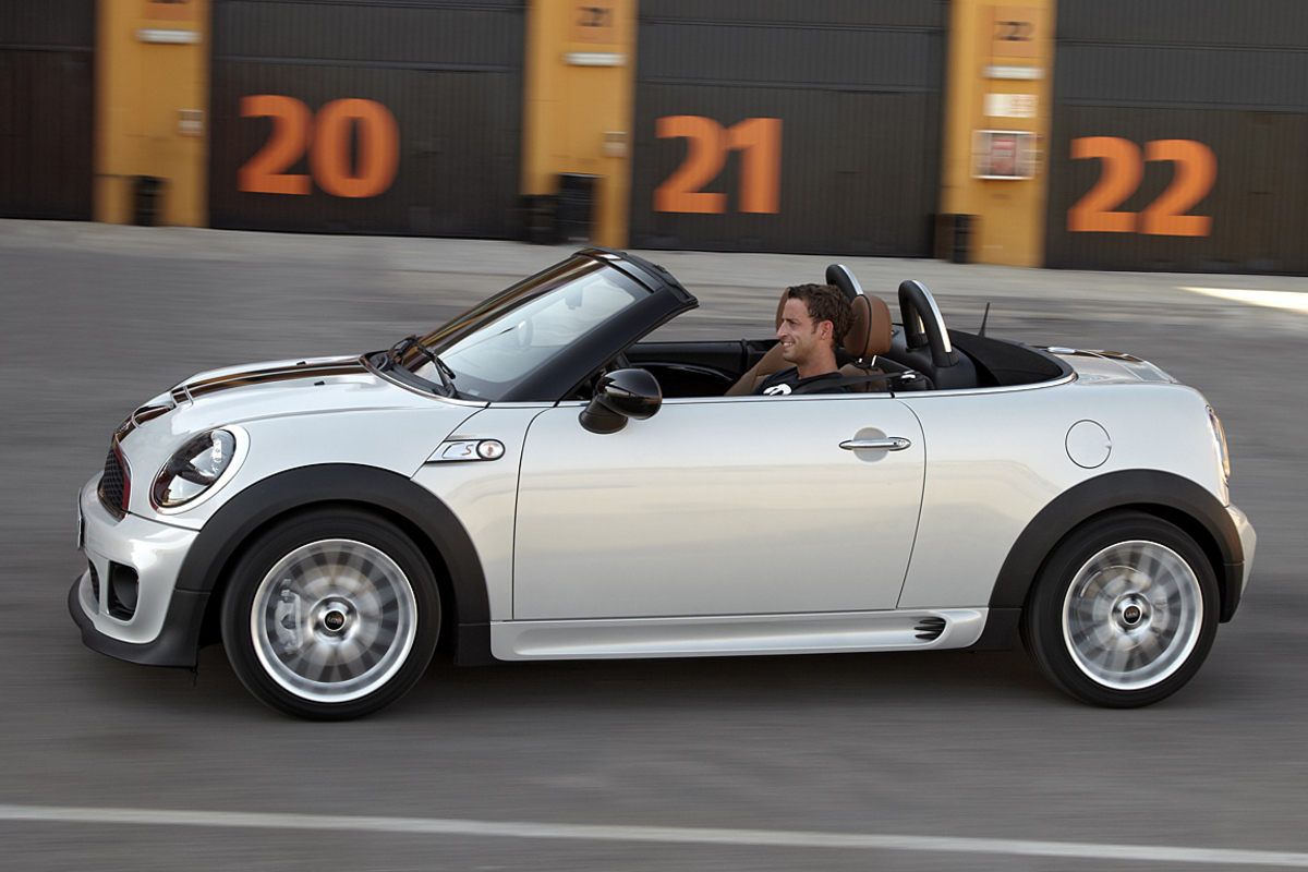 Bereits das Coupé ist konsequent auf Fahrspaß getrimmt, nun kommt von Mini die Steigerung: der Roadster. Zu der Sportlichkeit gesellt sich das Erlebnis des Offenfahrens. Das sechste Modell im Mini-Programm ist somit eine logische Ausbaustufe. Der Roadster ist der erste offene Zweisitzer in der Geschichte der Marke.