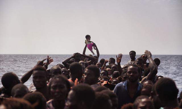 Migrantenboot im Mittelmeer (Archivbild)