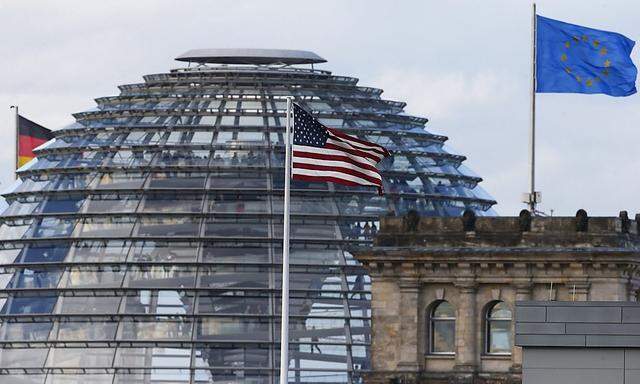 Die Flagge der US-Botschaft weht vor dem deutschen Bundestag in Berlin.