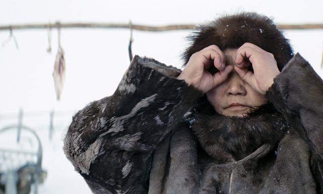 Auf dem Permafrostboden Jakutiens lebt der titelgebende Rentierjäger Nanouk mit seiner todkranken Frau, Sedna (Laiendarstellerin Feodosia Ivanova).