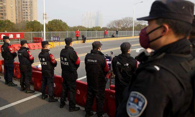 Checkpoint der chinesischen Polizei.nt at the Jiujiang Yangtze River Bridge that crosses from Hubei province in Jiujiang