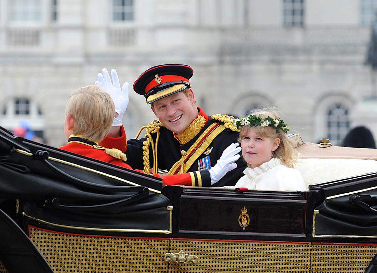 Prinz Harry teilte sich eine Kutsche mit Kates Schwester Pippa sowie den Blumenkinder.