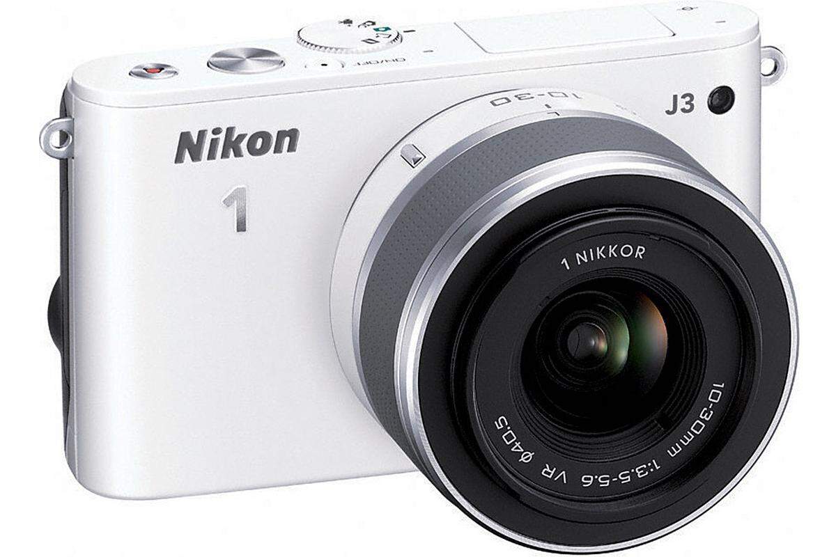 Laut Nikon ist die J3 die Systemkamera mit dem kleinsten Gehäuse der Welt. Mit 15 Bildern pro Sekunde will Nikon noch dazu die schnellsten Serienbildaufnahmen mit Autofokus bei Digitalkameras mit Wechselobjektiven geschaffen haben. Die 1 J3 wird zusammen mit dem Objektiv 10-30mm ab 649 Euro angeboten werden.