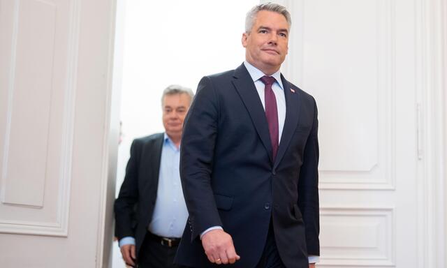 In vielen Unternehmen und Einrichtungen der öffentlichen Wirtschaft verdienen die Spitzenmanager mehr als Bundeskanzler Karl Nehammer.