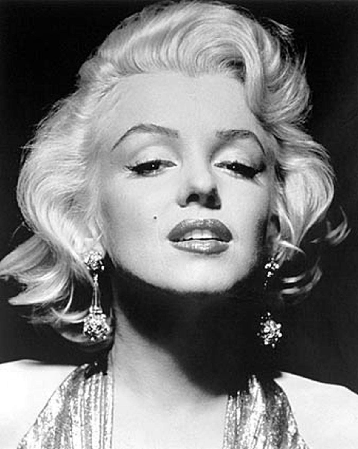 Gelernt hat Madonna von der Besten: Küsse können keine Miete zahlen, sagt Marilyn Monroe 1953 in "Blondinen bevorzugt". Männer werden kalt und junge Frauen leider alt. Das einzige, was für die Ewigkeit bleibe, seien Diamanten. "Diamonds are a girl's best friend", folgerte sie. Hätte man sich doch damals welche zugelegt.