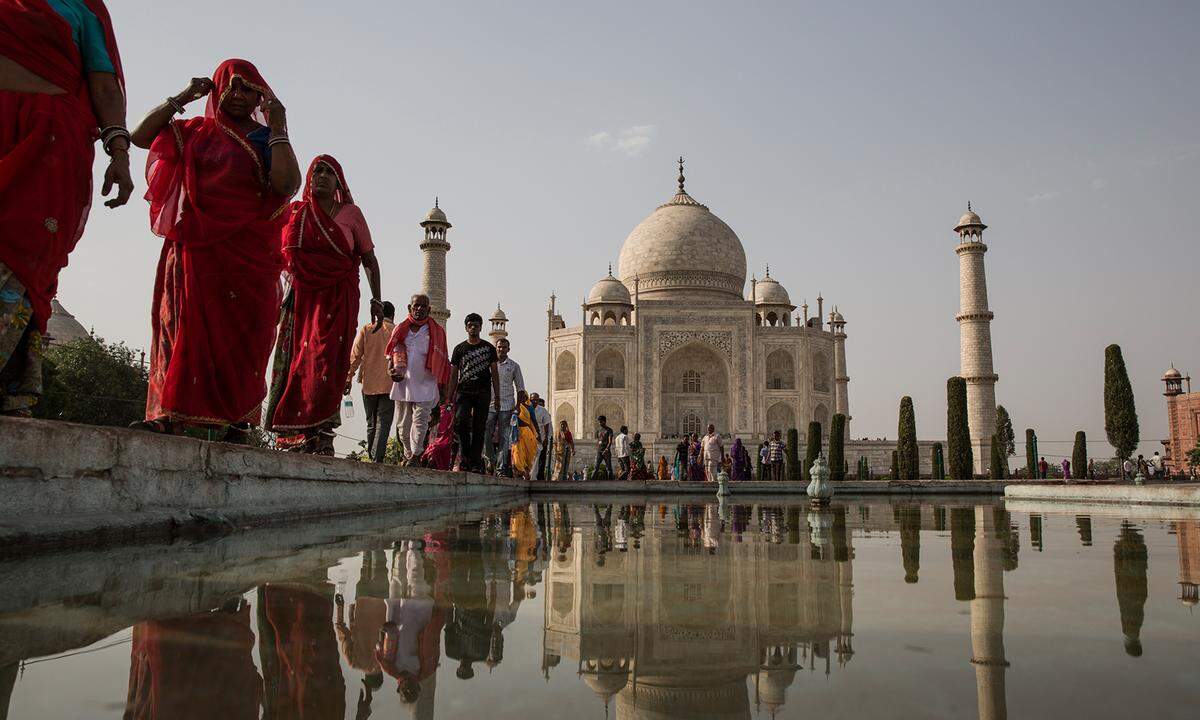 Indien mit seinen unüberschaubaren Menschenmengen, dem lauten Gewusel in den Städten, klingelnden Rikschas und herumspazierenden Kühen ist für Romantik-Suchende auf den ersten Blick vielleicht nicht Reiseziel Nummer eins. Doch am Taj Mahal in Agra kommen Verliebte auf ihre Liebeskosten. Das Bauwerk gilt als ein Symbol für eine die Zeit überdauernde Liebe. Großmogul Shah Jahans ließ den Mausoleumsprachtbau zu Ehren seiner verstorbenen Frau errichteten. Nach 17 Jahren Bauzeit wurde es 1648 fertiggestellt. Als Mann gesteht man hier mit den Worten "Main tumse pyar kartha huun" seine Liebe, als Frau "Main tumse pyar karthie huun."