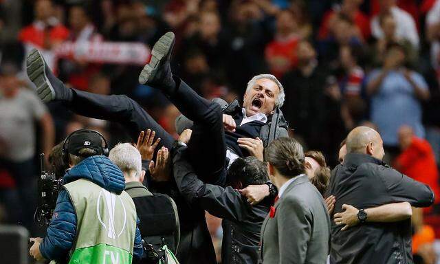 Die Mannschaft wirft Jose Mourinho in die Luft