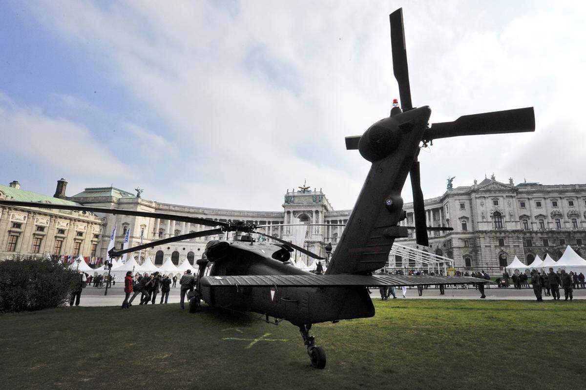 22. Oktober. <7b>Ende der Woche präsentiert sich das Bundesheer auf dem Heldenplatz wieder mit der alljährlichen Leistungsschau. Dazu sind am Montag fünf Hubschrauber angeflogen und mit nebelbedingter Verspätung im Zentrum der Hauptstadt gelandet. Im Bild: Ein 'S-70 Black Hawk' Transporthubschrauber.