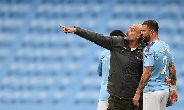 Manchester-City-Trainer Pep Guardiola (l.) mit dem Abwehrspieler Kyle Walker.