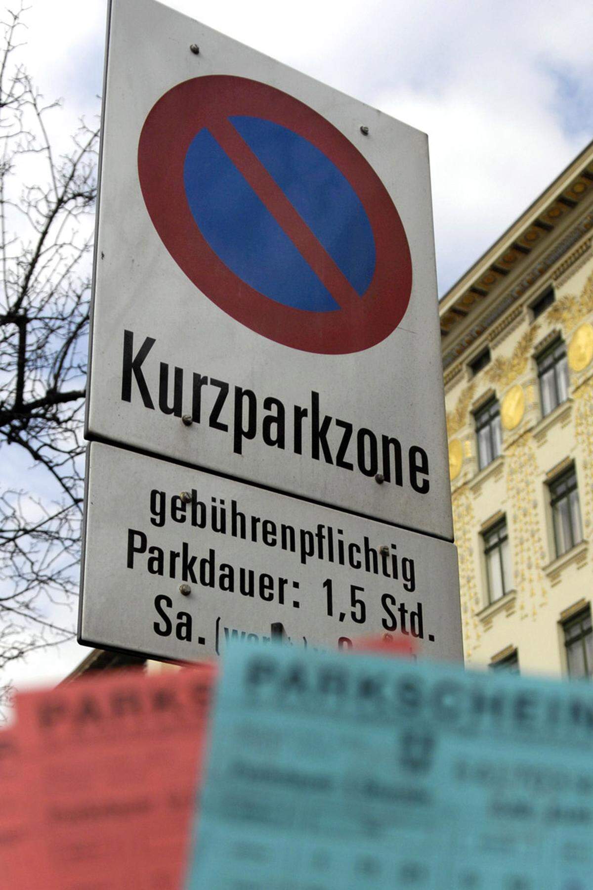 Die Regierung peilt die Senkung des Pkw-Verkehrs um ein Drittel bis 2015 an. Diesem Ziel soll nach eigenen Angaben auch die im November beschlossene Erhöhung der Kurzparkgebühr dienen. Pro halber Stunde kostet es künftig einen Euro statt bisher 60 Cent, sein Fahrzeug in einem der kostenpflichtigen Bezirke abzustellen. Das Parkpickerl für Anrainer wird dagegen um 15 Euro günstiger.