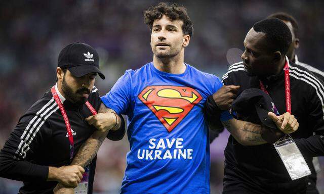 Der Flitzer der WM: Beim Spiel zwischen Portugal und Uruguay sendete er drei Botschaften an die Welt: In der Hand eine Regenbogenfahne, auf seinem T-Shirt den Schriftzug "Save Ukraine", und auf dessen Rückseite "Respect for Iranian Woman" (Archivbild)