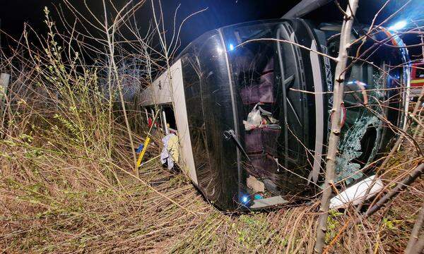 Der Bus kippte nach einem Unfall auf der Autobahn 44 (A44) um.