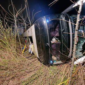 Der Bus kippte nach einem Unfall auf der Autobahn 44 (A44) um.