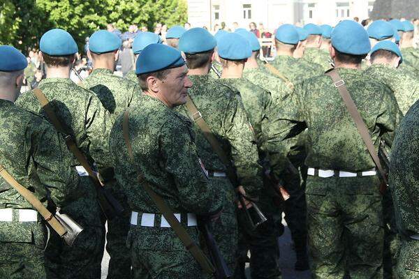 Wie der Moderator der Parade erklärt, sind auch Soldaten der sogenannten 3. Gorlowker motorisierten Schützenbrigade und der 5. Donezker motorisierten Schützenbrigade anwesend.