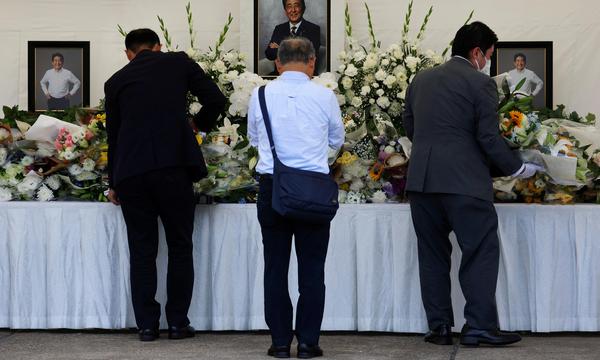 Des erschossenen Ex-Premiers Japans Shinzō Abe wird gedacht.