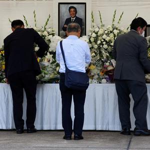 Des erschossenen Ex-Premiers Japans Shinzō Abe wird gedacht.