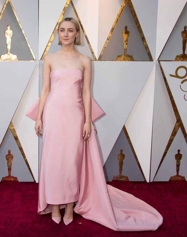 Saoirse Ronan, nominiert als beste Hauptdarstellerin für ihre Rolle in "Lady Bird", zeigt sich in einem Kleid von Calvin Klein betörend schön.