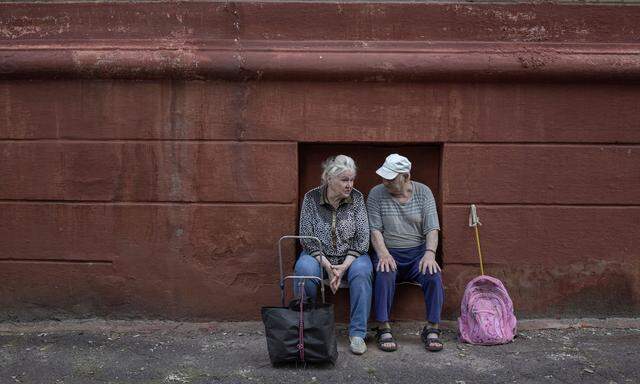 Bewohner von Kramatorsk warten auf humanitäre Hilfe. 