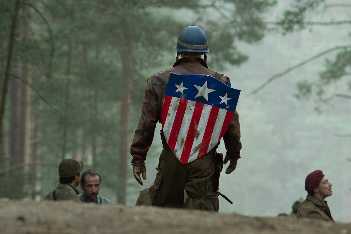 Bevor die Marvel'schen Superhelden 2012 erstmals vereint auf die Leinwand kamen, durfte sich noch Captain America dem Kinopublikum vorstellen. Wir schreiben das Jahr 1943: Der zunächst untaugliche Steve Rogers wird mithilfe eines Experiments zum Super-Soldaten.