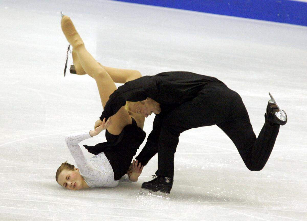 Autsch! Olga Prokuronova fällt und mit ihr Karel Stefel.
