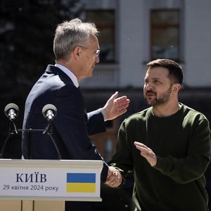 Nato-Chef Jens Stoltenberg (li.) und der ukrainische Präsident Wolodymyr Selenskyj.