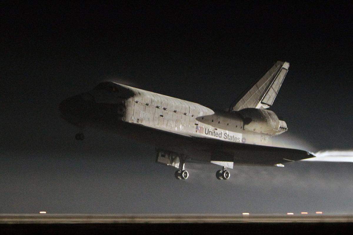 Die Raumfähre "Atlantis" ist zu Mittag erfolgreich in Cape Canaveral gelandet. Am 8. Juli war die Raumfähre zu ihrer letzten Mission ins All gestartet, denn die USA werden das Space-Shuttle-Programm nach 30 Jahren einstellen.