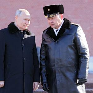 Der russische Präsident, Wladimir Putin, mit dem Verteidigungsminister Sergej Shoigu  .