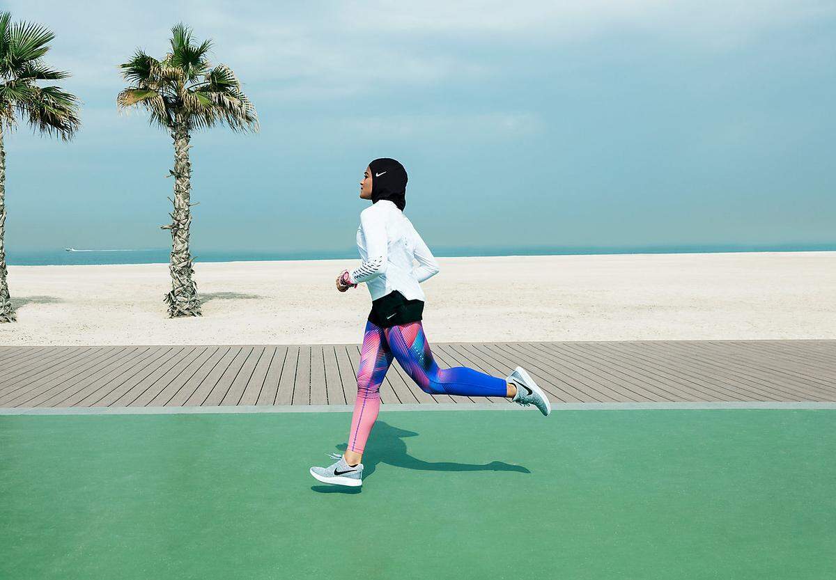Hidschabs sieht man in Werbekampagnen nun immer mehr. Seit Anfang März 2017 bewarb die Sportmarke Nike ihren "Nike Pro Hijab" - einen Hidschab für Athletinnen. An dem Funktionskleidungsstück wurde über ein Jahr lang gearbeitet, Spitzensportlerinnen aus der arabischen Welt halfen bei der Entwicklung mit. Jetzt wurde der Hidschab lanciert, drei Sportlerinnen fungieren als Testimonials.  