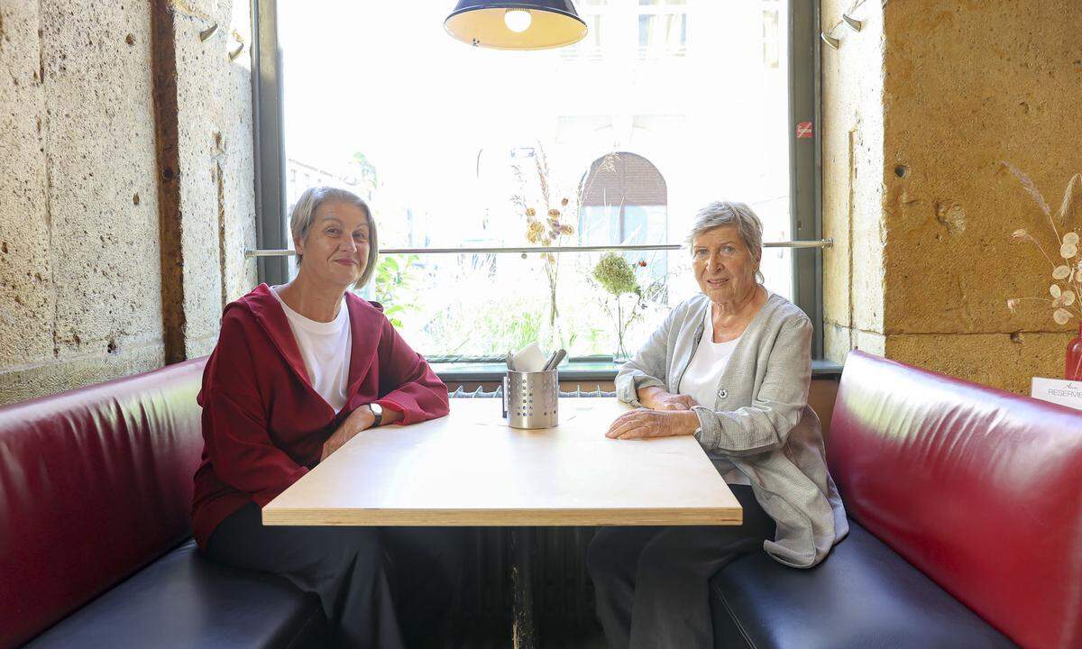 Barbara Klein (li.) und Krista Schweiggl gründeten das Kosmostheater und waren Mitinitiatorinnen des ersten Frauenvolksbegehrens. 