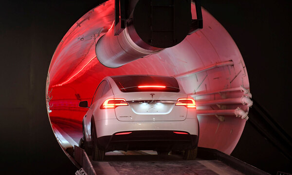 Bei der kostenlosen Testfahrt für Journalisten und andere Interessierte durch den Tunnel wurden gerade einmal 65 Stundenkilometer erreicht.  "Der Trip war ruckelig, teilweise sind wir gegen den Tunnel gestoßen", berichtete etwa ein CNN-Reporter von der Testfahrt.