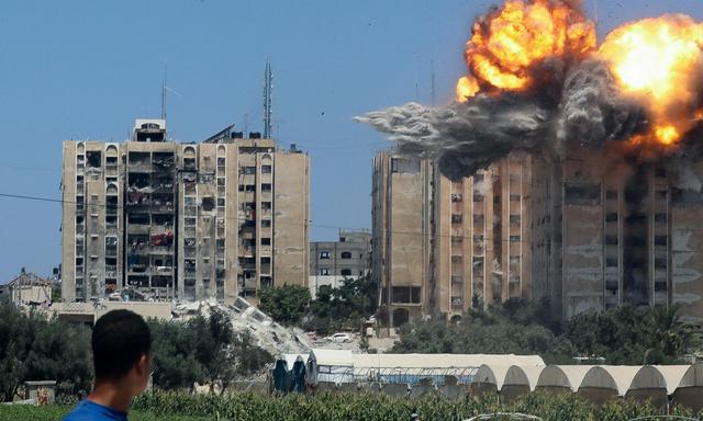 Eine Explosion bei einem Familienhaus in Nuseirat im zentralen Gazastreifen.