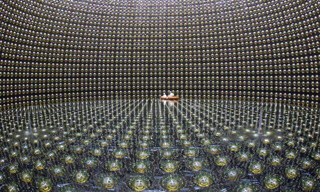 Im gewaltigen Detektor Super-Kamiokande warten in tausend Metern Tiefe 50.000 Tonnen reinstes Wasser und 11.000 Lichtdetektoren auf Neutrinos.