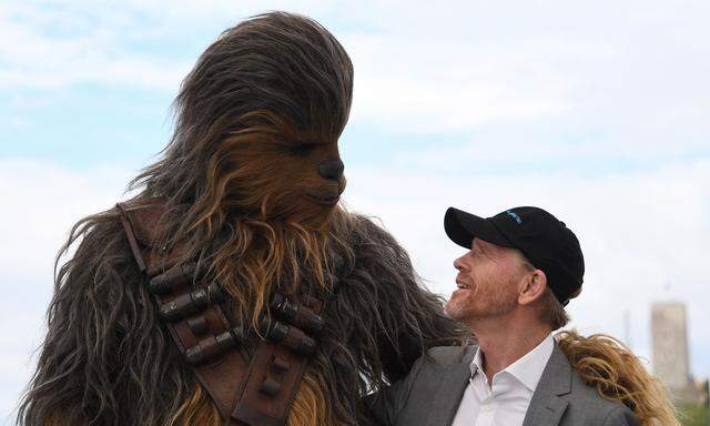 „Ich hatte viel Spielraum für Experimente“, sagt Ron Howard (hier neben „Star Wars“-Figur Chewbacca), der die Regie für den neuen Film kurzfristig übernahm.