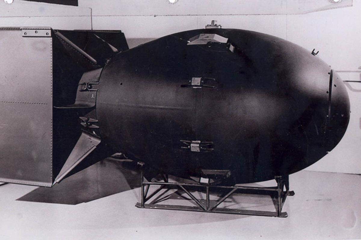 Die unheilvolle Fracht des Fliegers heißt "Little Boy", ist 3,20 Meter lang, wiegt 4,4 Tonnen, hat eine Sprengkraft von 12.500 Tonnen TNT und detoniert um 8.16 Uhr früh 500 Meter über einem Krankenhaus der japanischen Stadt Hiroshima.