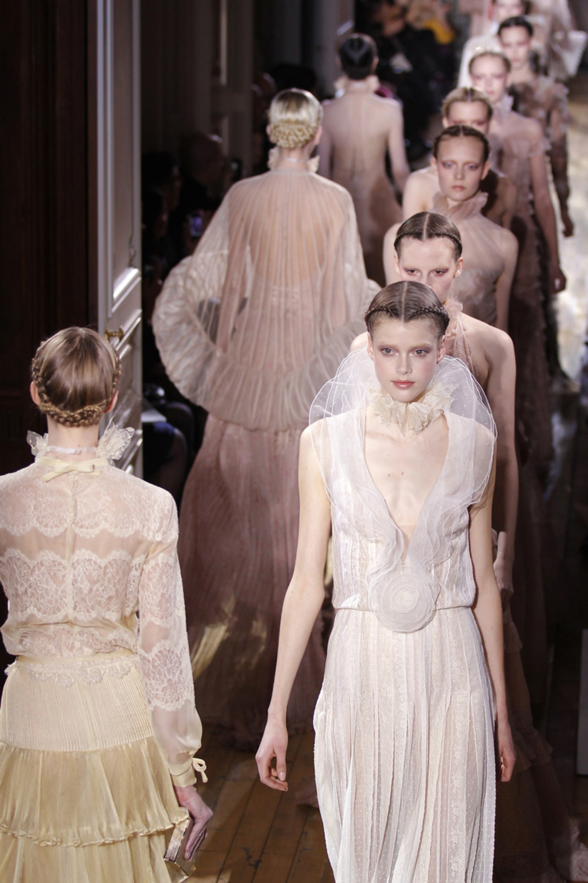 Maria Grazia Chiuri und Pier Paolo Piccioli veranstalteten ein Elfen Defilee für Valentino. Tranparenz umspielte die Mädchen, als hätte das delikate Zwirngeflecht gar nicht den Anspruch, den Körper bedecken zu wollen.