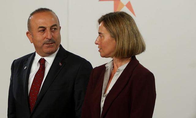 Der türkische Außenminister Mevlüt Cavusoglu bei einem Treffen mit der EU-Außenbeauftragten Federica Moghereini Ende April auf Malta - ein großer Gipfel soll bald folgen.