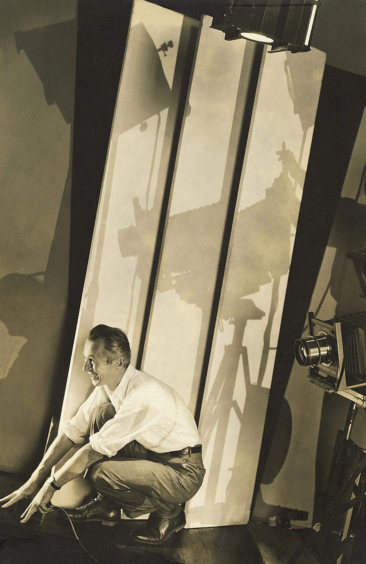Steichen war der bestbezahlte Fotograf seiner Zeit. Dennoch habe er seine Fotos als Arbeitsdokumente und nicht als Kunstwerke betrachtet, sagte Ewing. "Er hat nie daran gedacht, sie in Rahmen zu fassen und an die Wand zu hängen. Vielleicht wäre er auch mit dieser Ausstellung höchst unzufrieden."Edward Steichen: Selbstporträt mit fotografischer Ausrüstung, New York, 1929, Courtesy Condé Nast Archive