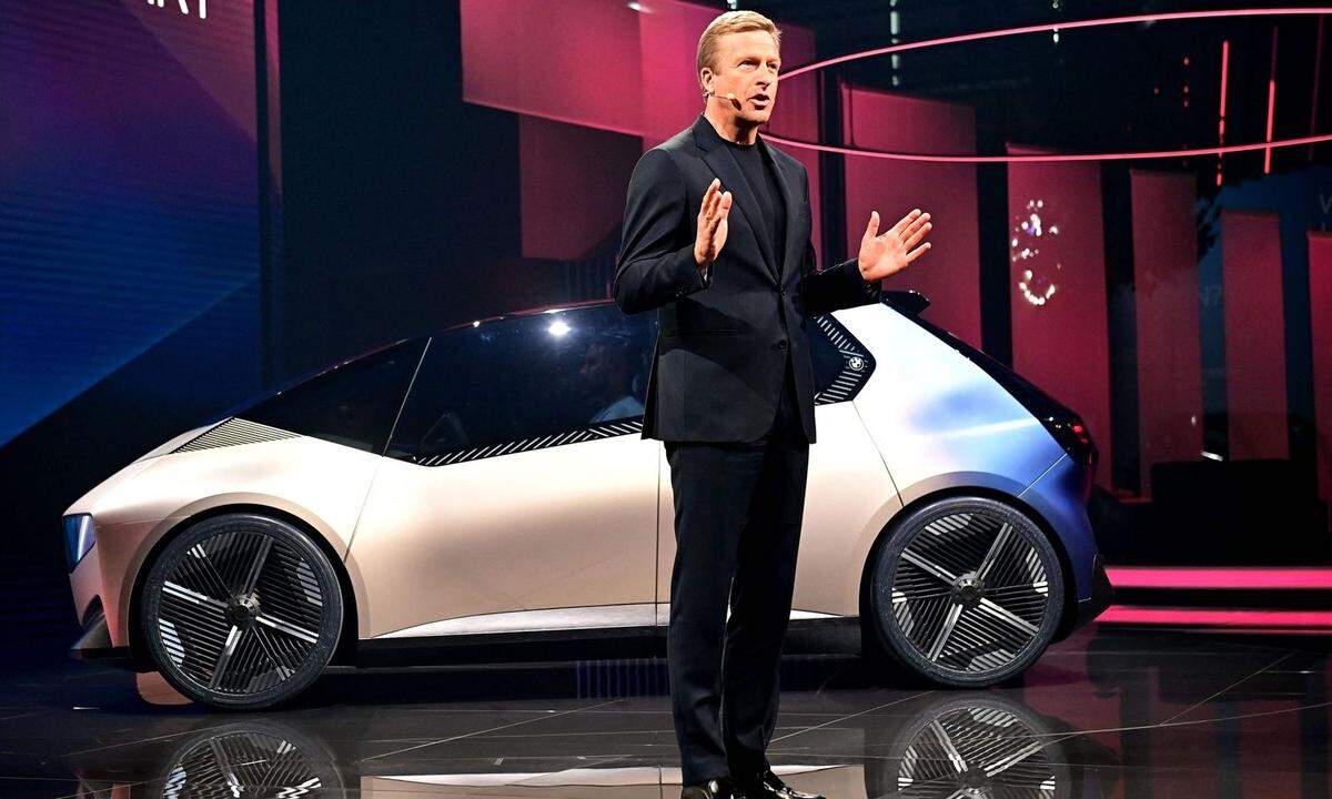 BMW-Chef Oliver Zipse präsentiert den i Vision Circular
