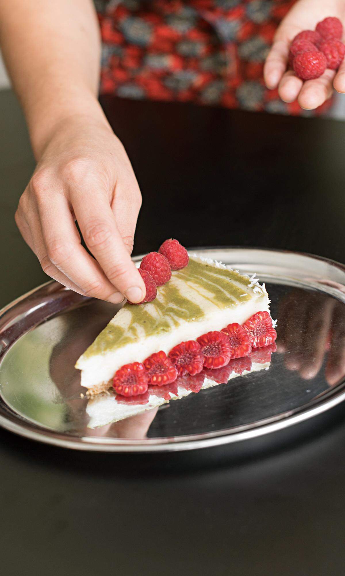 Die Vorarlbergerin, davor bei Joseph Brot und im Rien, schleust nicht zuletzt heimische Zutaten wie Vogelbeeren oder Kriecherln in die Pâtisserie ein.