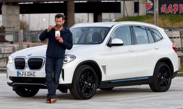 Bayrisches Chop Suey: BMW iX3, ab 66.950 Euro, vollelektrisch und „made in China“.