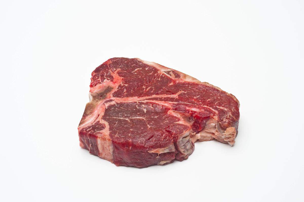 Den Fettrand von Steaks oder Koteletts sollte man bis auf eine Dicke von fünf Millimeter abschneiden. Das schützt vor Flammbildung.