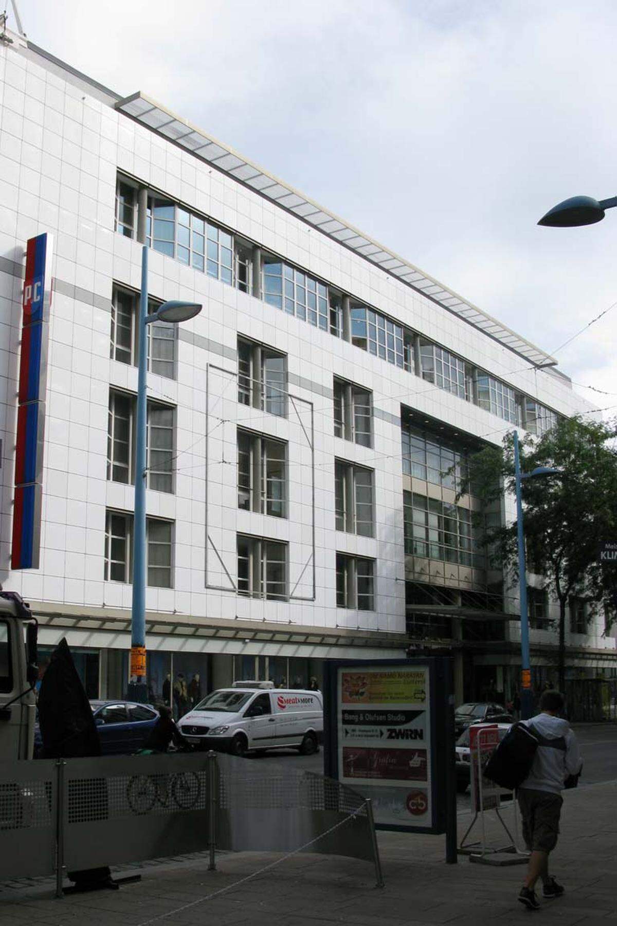 1998 eröffnete im ehemaligen Warenhaus Herzmansky eine Peek & Cloppenburg Filiale. Am Gründergebäude in der Stiftsgasse und auf den Marmortafeln im Erdgeschoss des Gebäudes ist bis heute noch die Aufschrift "A. Herzmansky" in goldener Umrahmung zu lesen.