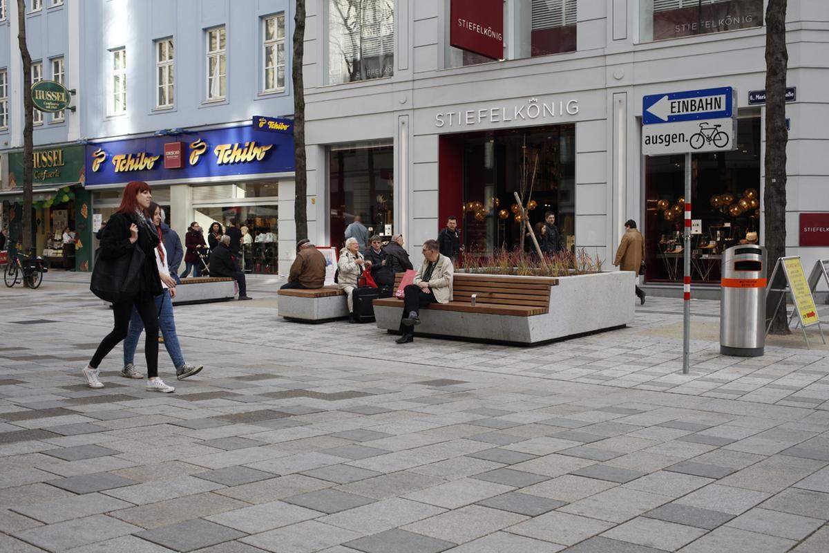 Dass die Verkehrsberuhigung erst zu zwei Drittel fertig ist, spielt dabei keine Rolle. Der wichtigste Teil – die Fußgängerzone zwischen Andreas- und Kirchengasse ist abgeschlossen.