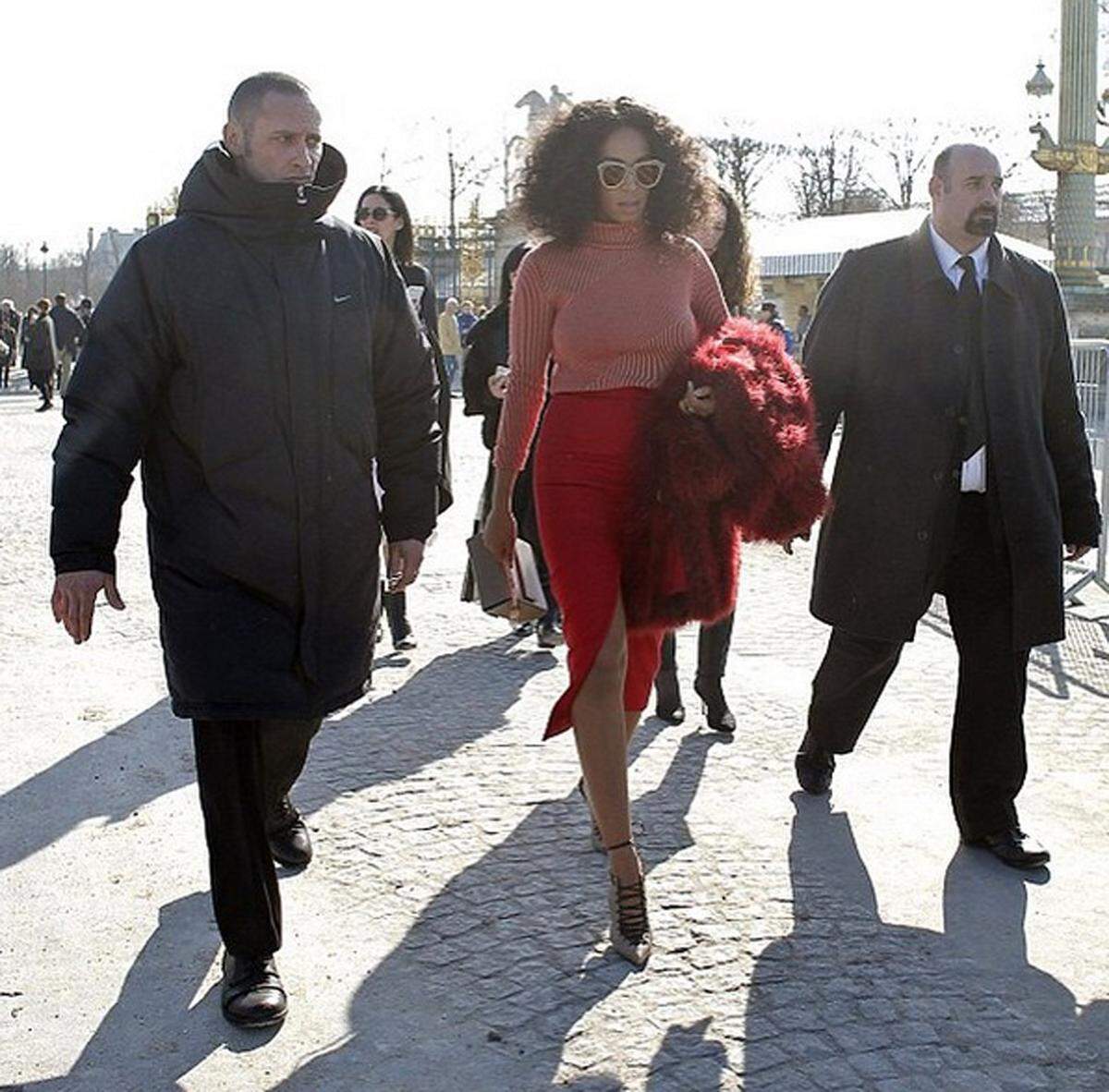 Solange Knowles, die Schwester von Musikerin Beyonce, hat ihre Bodyguards dabei.