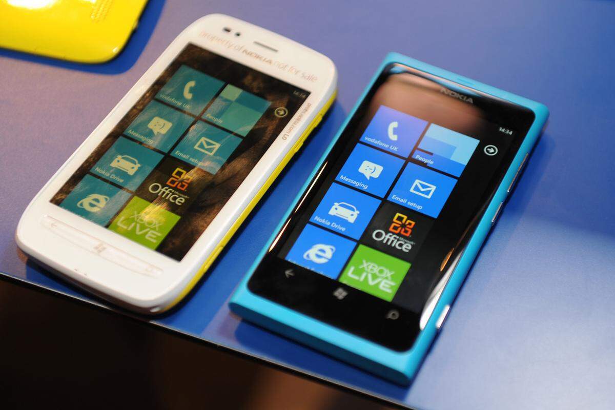 Nun sind sie also da, Nokias neue Windows Phones. Die Geräte hören auf den Namen Lumia 710 (links im Bild) und Lumia 800. Mit den neuen Modellen hofft Nokia, wieder etwas Licht ins finnische Dunkel zu bringen.Text und Bilder: Daniel Breuss