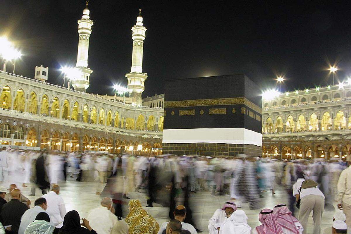 Am ersten Tag wird in Mekka siebenmal die Kaaba, die den schwarzen Stein beinhaltet, umrundet (Tawaf), danach betet der Muslim an jener Stelle neben dem Kaaba-Würfel, an der auch Abraham / Ibrahim gebetet haben soll.