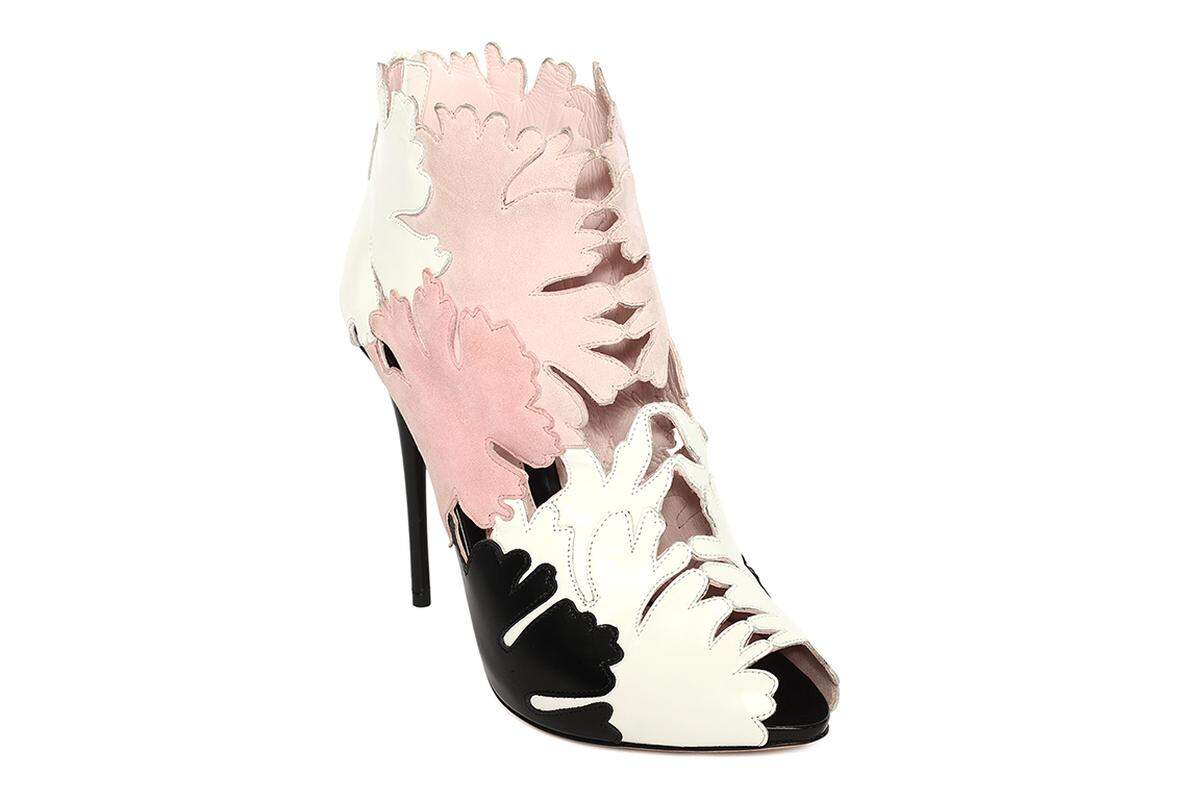 und Ancleboots stammen von Alexander McQueen.