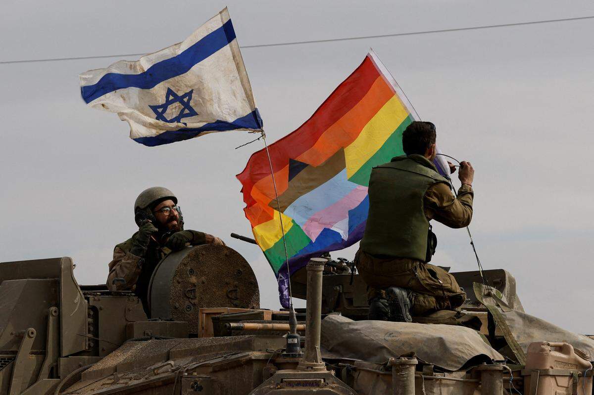 11. Jänner. Israelische Soldaten kehren von ihrem Einsatz im Gazastreifen zurück - neben der israelischen Flagge wurde auch eine Regenbogenflagge gehisst, auf der auch ein Davidstern in den Farben für marginalisierte Minderheiten und den Farben der Transflagge zu sehen ist.