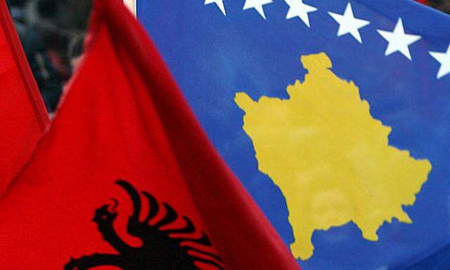 Albanische und Kosovo-Flagge